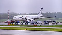 DATEI- Polizeiautos stehen vor einem Flugzeug der Iran Air am Hamburger Flughafen in Hamburg, Deutschland, Montag, 9. Oktober 2023.