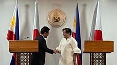 Der japanische Außenminister Toshimitsu Motegi, links, und die philippinische Außenministerin Theresa Lazaro schütteln sich in Manila die Hände, Donnerstag, 15. Januar 2026. (AP Photo/Joeal Calupitan)