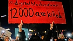 **Deutsch:**  Menschen nehmen an einer Kundgebung zur Unterstützung der regierungskritischen Proteste im Iran teil, Berlin, Deutschland, Mittwoch, 14. Juni 2026.