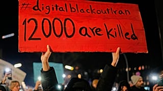 **Deutsch:**  Menschen nehmen an einer Kundgebung zur Unterstützung der regierungskritischen Proteste im Iran teil, Berlin, Deutschland, Mittwoch, 14. Juni 2026.