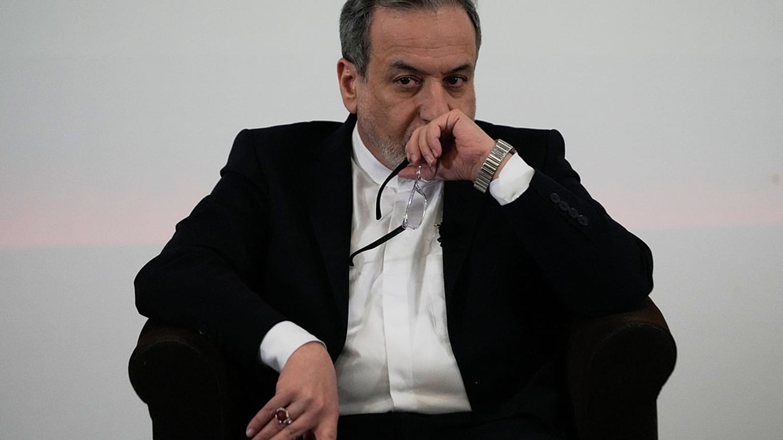 وزير الخارجية الإيراني عباس عراقجي يحضر ندوة في بيروت، لبنان، يوم الجمعة 9 كانون الثاني/يناير 2026. (تصوير: حسين ملا – وكالة أسوشيتد برس)