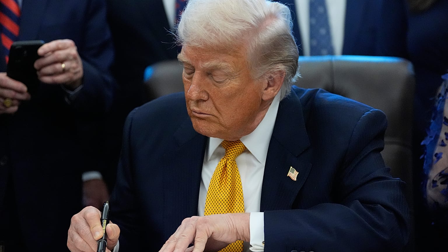 Dondal Trump firmando un acuerdo en la Casa Blanca (ARCHIVO)