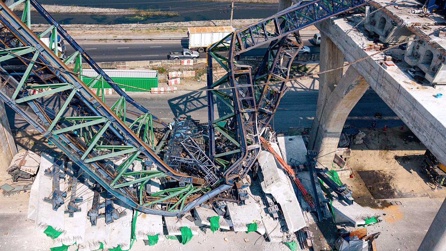 Строительный кран, обрушившийся на эстакаду скоростной дороги Рама 2 в провинции Самутсакхон,