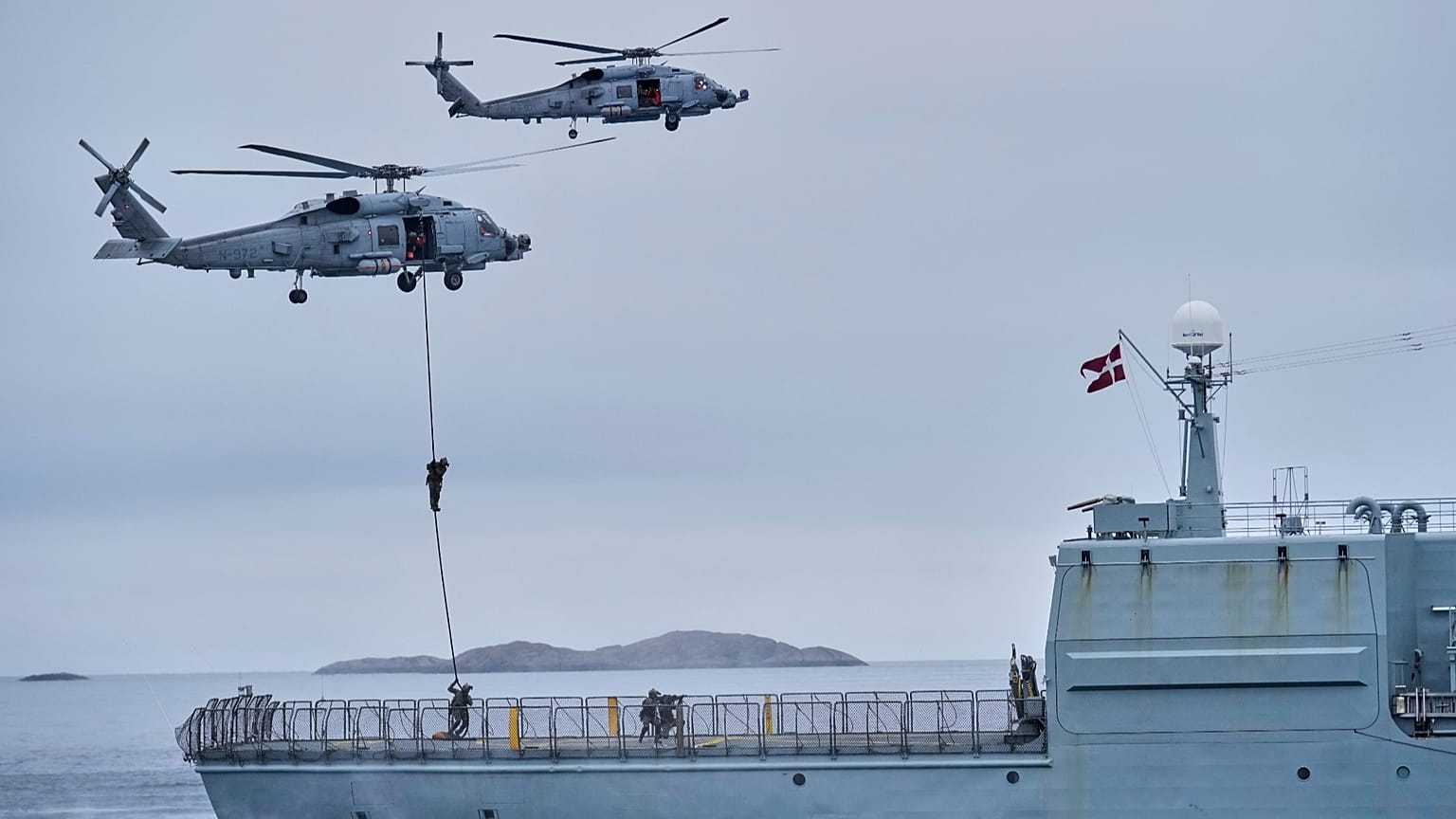 A dán hadsereg helikopterei és hajója Grönland partjainál