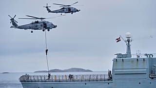 A dán hadsereg helikopterei és hajója Grönland partjainál