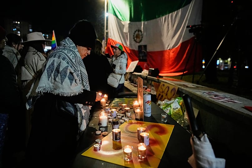Demonstranten zünden während einer Kundgebung zur Unterstützung der regierungskritischen Proteste im Iran Kerzen an, in Holon, Israel, am Mittwoch, den 14. Januar 2026.