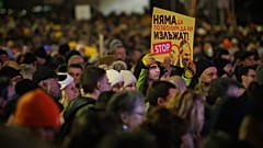 In Bulgariens Hauptstadt Sofia gehen Menschen auf die Straße. Ein Demonstrant hält ein Plakat mit den Slogans: „Wir lassen uns nicht täuschen“ und „Nur Maschinenwahl“.