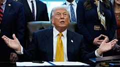 ABD Başkanı Donald Trump, ülke genelindeki okul yemekhanelerine tam yağlı sütün geri dönmesini öngören yasayı imzalamadan önce. / 14 Ocak 2026 Çarşamba