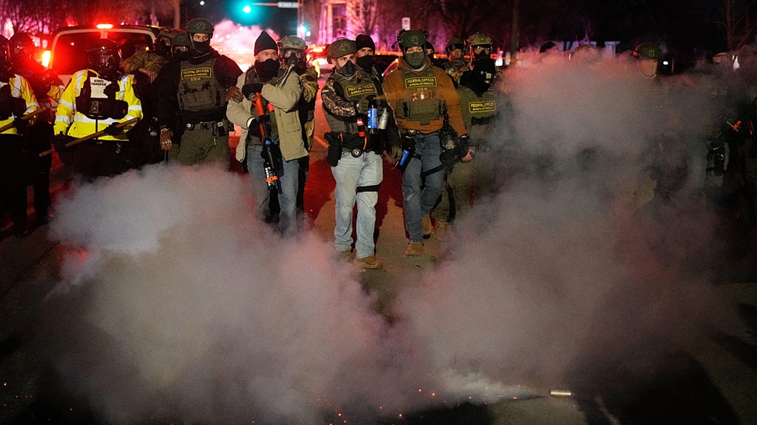 قام ضابط إنفاذ قانون اتحادي باستخدام رذاذ الفلفل خلال احتجاجات أعقبت حادثة إطلاق نار يوم الأربعاء 14 يناير/كانون الثاني 2026 في مدينة مينيابوليس