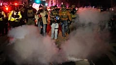 قام ضابط إنفاذ قانون اتحادي باستخدام رذاذ الفلفل خلال احتجاجات أعقبت حادثة إطلاق نار يوم الأربعاء 14 يناير/كانون الثاني 2026 في مدينة مينيابوليس