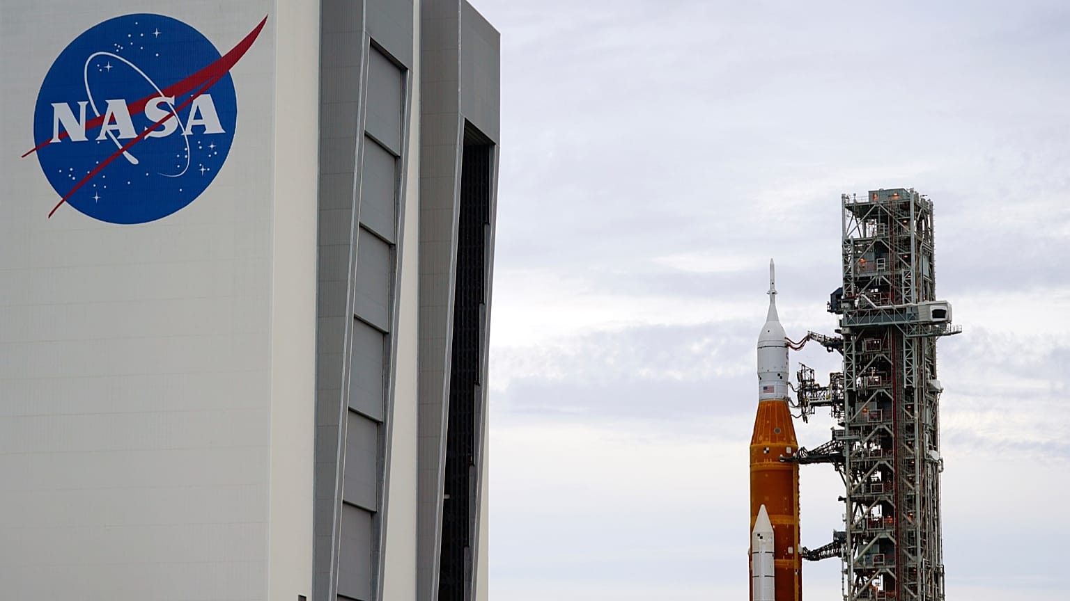 NASA'nın Ay roketi, 27 Eylül 2022'de Cape Canaveral, Florida'daki Kennedy Uzay Merkezi'ndeki Araç Montaj Binası'na geri taşınıyor.