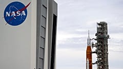 Die NASA-Mondrakete rollt am 27. September 2022 im Kennedy Space Center in Cape Canaveral, Florida, zurück ins Vehicle Assembly Building.