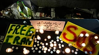 Демонстранты зажигают свечи во время митинга в поддержку антиправительственных протестов в Иране, в Холоне, Израиль, в среду, 14 января 2026 года.