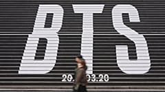 Menschen gehen am riesigen BTS-Schriftzug in Seouls Innenstadt vorbei, Südkorea, Donnerstag, 15. Januar 2026.