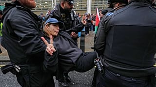 اعتقل ضباط الشرطة متظاهرة خارج وزارة الداخلية خلال مظاهرة لحركة العمل الفلسطيني في لندن