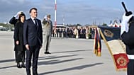 Le président français Emmanuel Macron salue les troupes lors de sa visite à la base aérienne militaire d'Istres