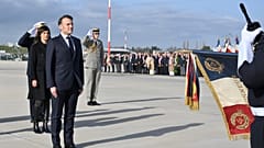 Frankreichs Präsident Emmanuel Macron besucht den Luftwaffenstützpunkt Istres. Er begrüßt dort die Truppen.