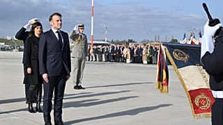 Le président français Emmanuel Macron salue les troupes lors de sa visite à la base aérienne militaire d'Istres