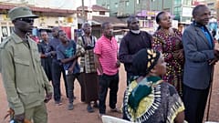 In Kampala stehen Wählerinnen und Wähler Schlange, um bei der Präsidentschaftswahl ihre Stimme abzugeben.
