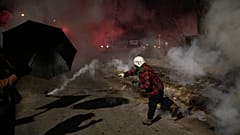Nach einer Schießerei am Mittwoch. Ein Demonstrant wirft bei einem Protest eine Tränengasgranate zurück.