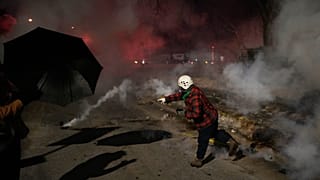 USA: Protests erupt in Minneapolis after ice agents shoot man in the leg