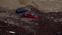 Hochwasser spült Fahrzeuge und Trümmer ins Meer.