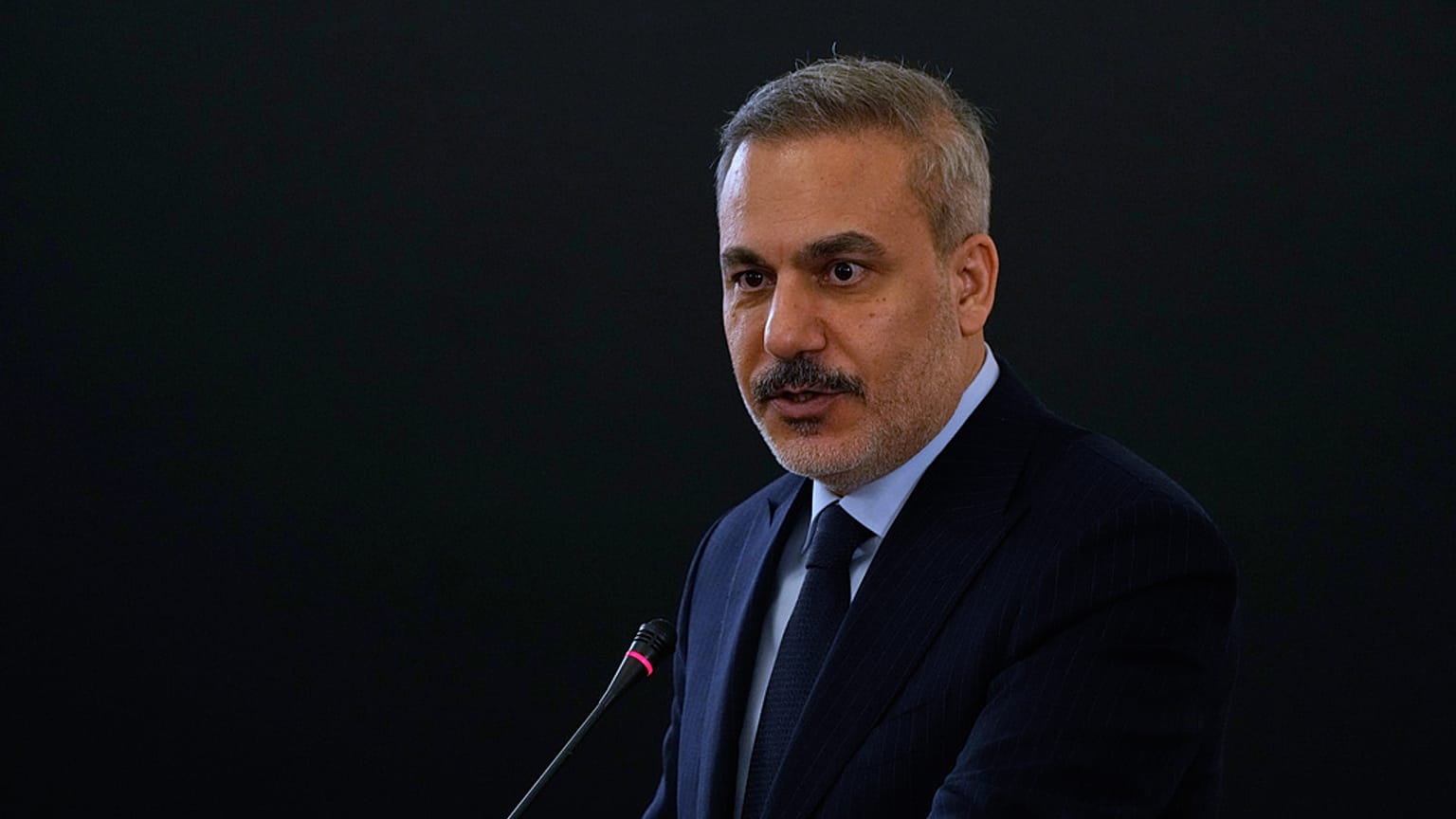وزير الخارجية التركي هاكان فيدان يتحدث في مؤتمر صحفي مشترك مع نظيره الإيراني عباس عراقجي عقب اجتماعهما في طهران