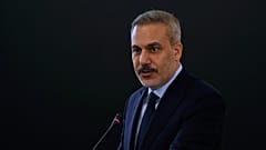وزير الخارجية التركي هاكان فيدان يتحدث في مؤتمر صحفي مشترك مع نظيره الإيراني عباس عراقجي عقب اجتماعهما في طهران