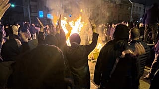 في هذه الصورة التي حصلت عليها وكالة أسوشيتد برس، يشارك الإيرانيون في احتجاج مناهض للحكومة في طهران بإيران، يوم الجمعة 9 يناير 2026.