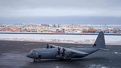 Un avion militaire de la Royal Danish Air Force est visible à l'aéroport de Nuuk, au Groenland, le jeudi 15 janvier 2026. 