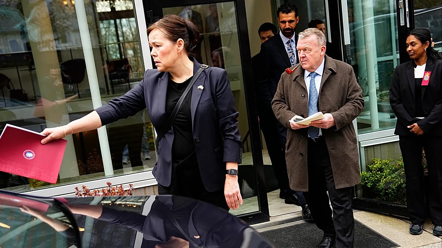 Lars Loekke Rasmussen (derecha), ministro de Exteriores danés, y su homóloga groenlandesa, Vivian Motzfeldt, abandonan la embajada de Dinamarca en Washington este 14 de enero