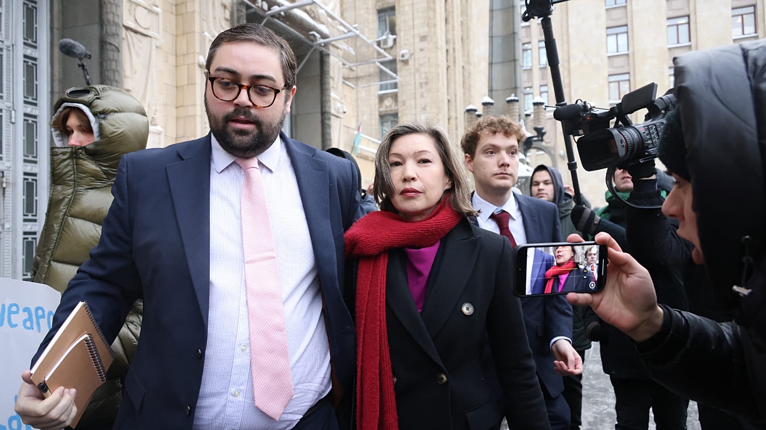 Danae Dholakia az orosz külügyminisztérium előtt január 15-én