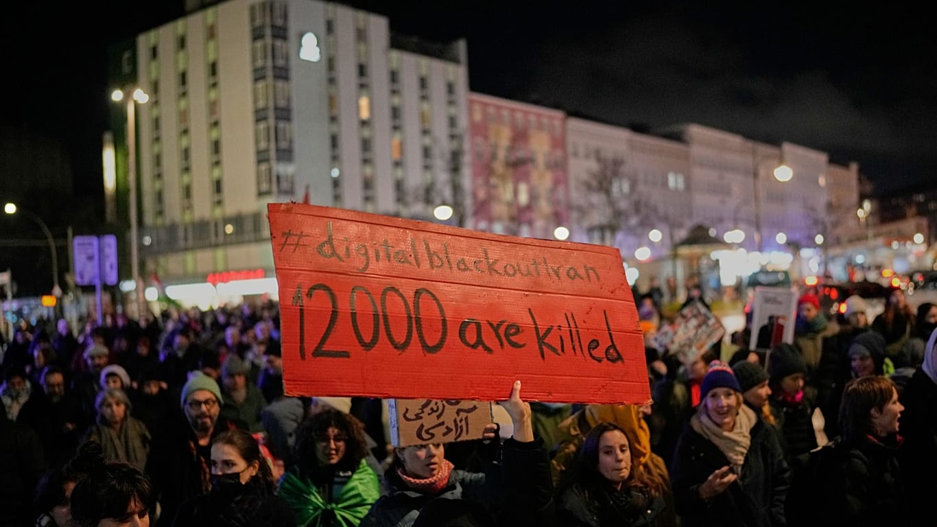 Le proteste in Iran e la posizione della Germania: intervista all'artista tedesco-iraniana Maryam