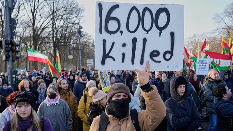 Demonstranten nehmen an einer Kundgebung zur Unterstützung der Massenproteste gegen die Regierung im Iran teil, Berlin, 18. Januar 2026