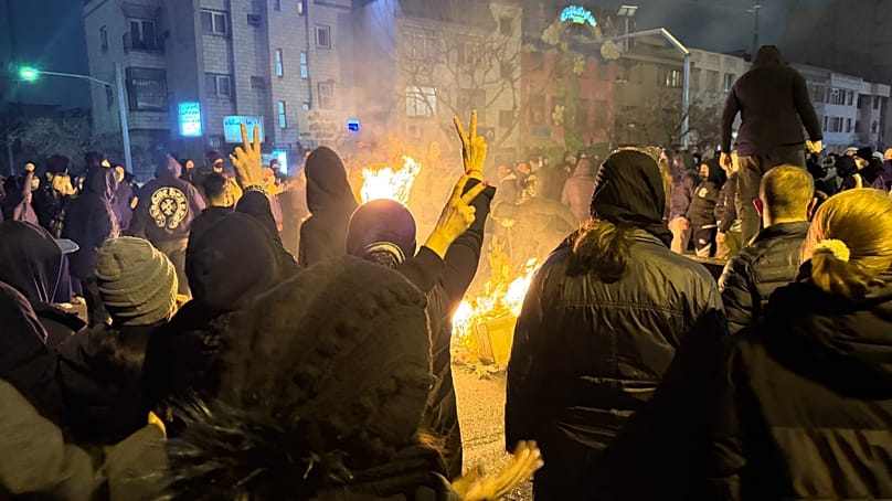 Auf diesem Foto der AP nehmen Iraner am 9. Januar 2026, an einer regierungsfeindlichen Demonstration in Teheran, Iran, teil
