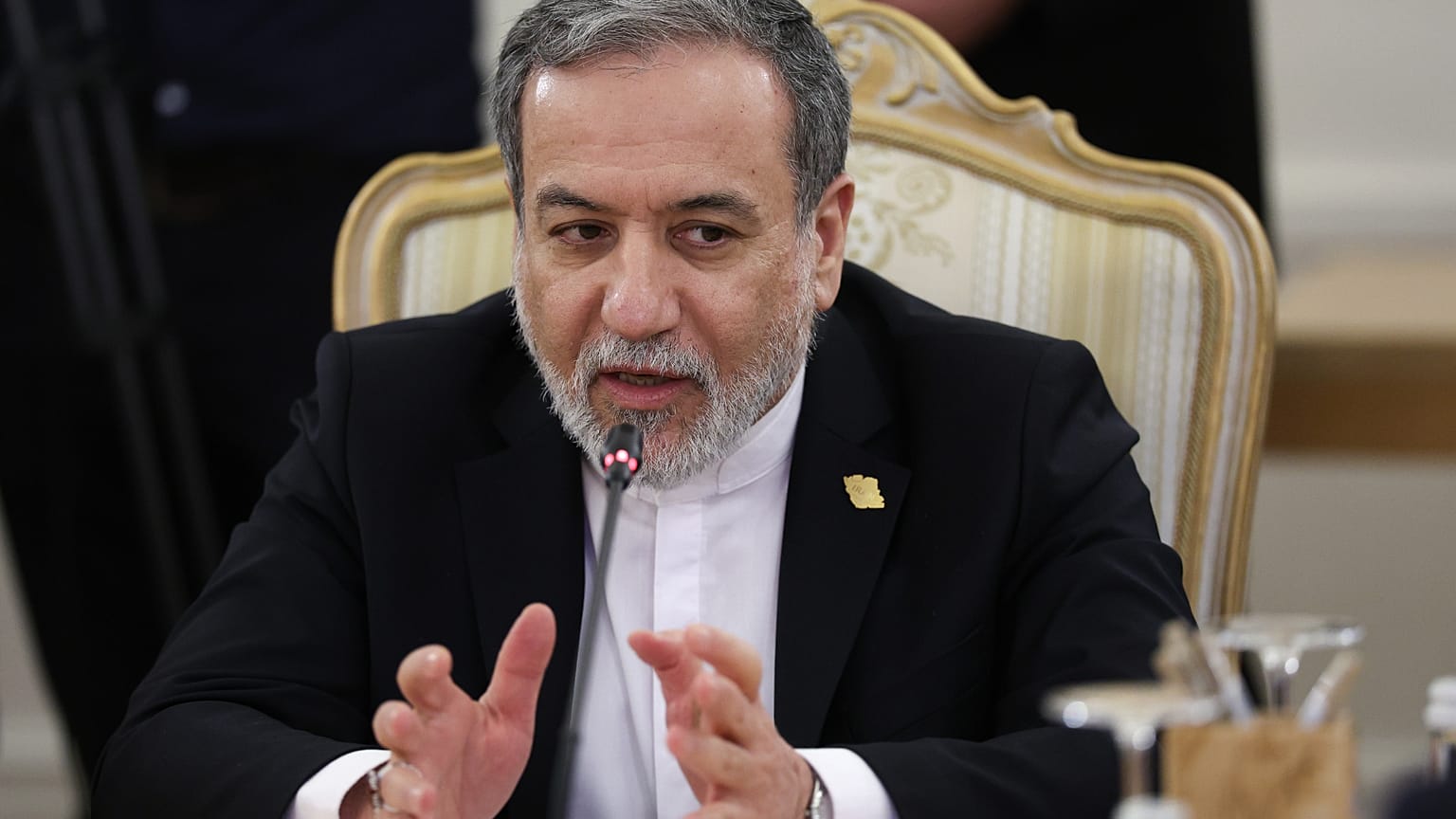 وزير الخارجية الإيراني عباس عراقجي في قصر زينة موروزوفا في موسكو، الأربعاء 17 ديسمبر/كانون الأول 2025. (راميل سيتديكوف/صورة مجمعة عبر وكالة أسوشيتد برس)