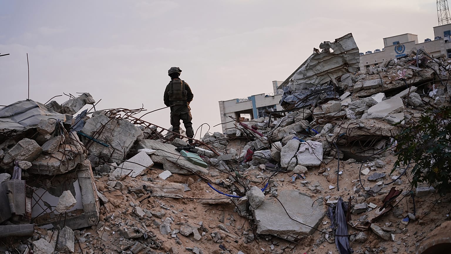 جنود إسرائيليون يتجمعون بجوار مدخل نفق في رفح، قطاع غزة، يوم الاثنين 8 ديسمبر/كانون الأول 2025. (صورة من وكالة أسوشييتد برس/سام ميدنيك)