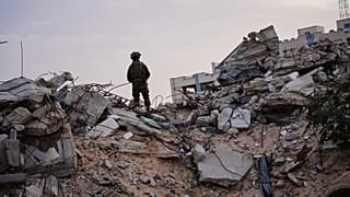 جنود إسرائيليون يتجمعون بجوار مدخل نفق في رفح، قطاع غزة، يوم الاثنين 8 ديسمبر/كانون الأول 2025. (صورة من وكالة أسوشييتد برس/سام ميدنيك)