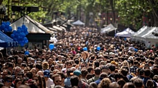 Katalanlar koruyucu azizleri Sant Jordi Günü’nü kutlarken insanlar Barselona’nın tarihi La Rambla Bulvarı’nda kalabalık oluşturdu. / 23 Nisan 2023 Pazar