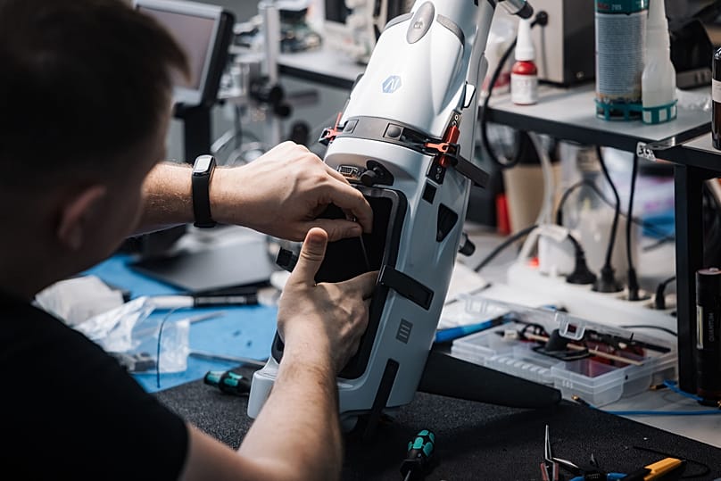 Quantum Systems stellt bisher mit knapp 1.000 Mitarbeitern Aufklärungs- und Überwachungsdrohnen für militärische und nicht militärische Zwecke her.