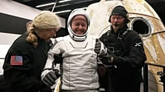 Teams bergen den NASA-Astronauten Mike Fincke aus der Raumkapsel.