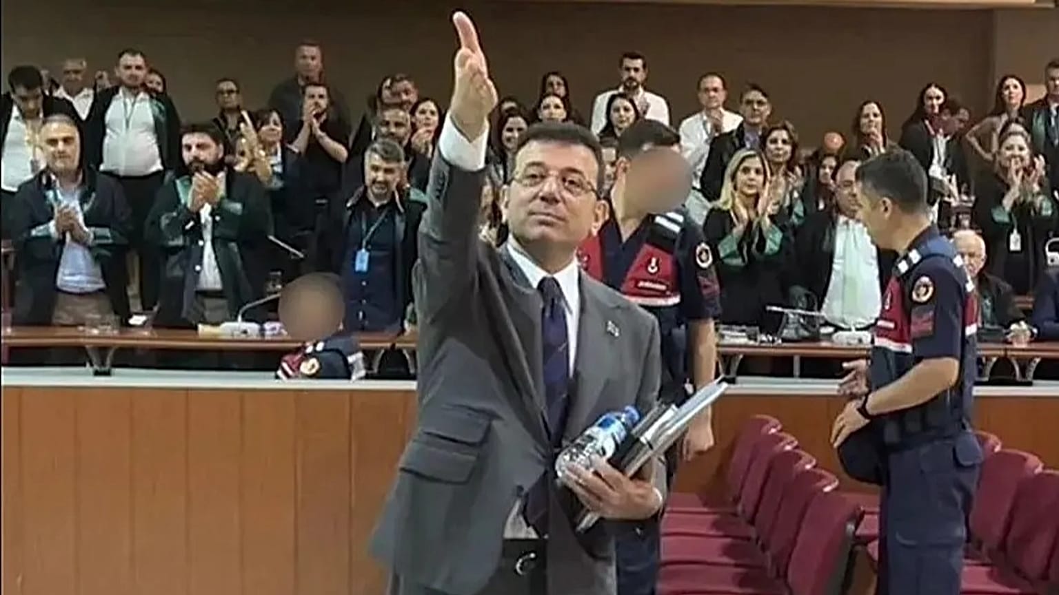 İmamoğlu, 17 Temmuz 2025'te mahkeme salonunda.