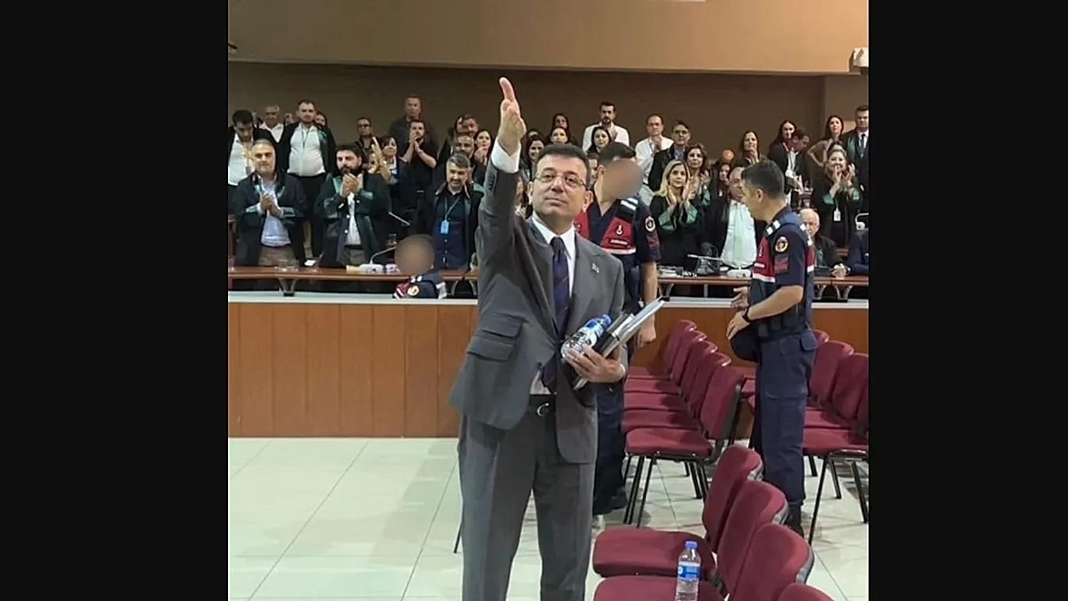 İmamoğlu, 17 Temmuz 2025'te mahkeme salonunda.