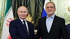 Los presidentes de Irán y de Rusia durante una reunión en el Kremlin, el 17 de enero de 2025