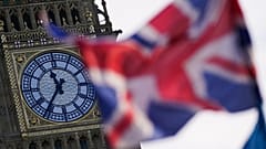Londra'da Big Ben'in arka planında Birleşik Krallık bayrağı dalgalanıyor, 7 Ocak 2026