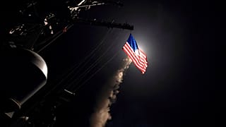  في هذه الصورة الأرشيفية التي التقطتها البحرية الأمريكية يوم الجمعة 7 أبريل/نيسان 2017، تُظهر المدمرة الصاروخية الموجهة يو إس إس بورتر (DDG 78) وهي تطلق صاروخ توماهوك 