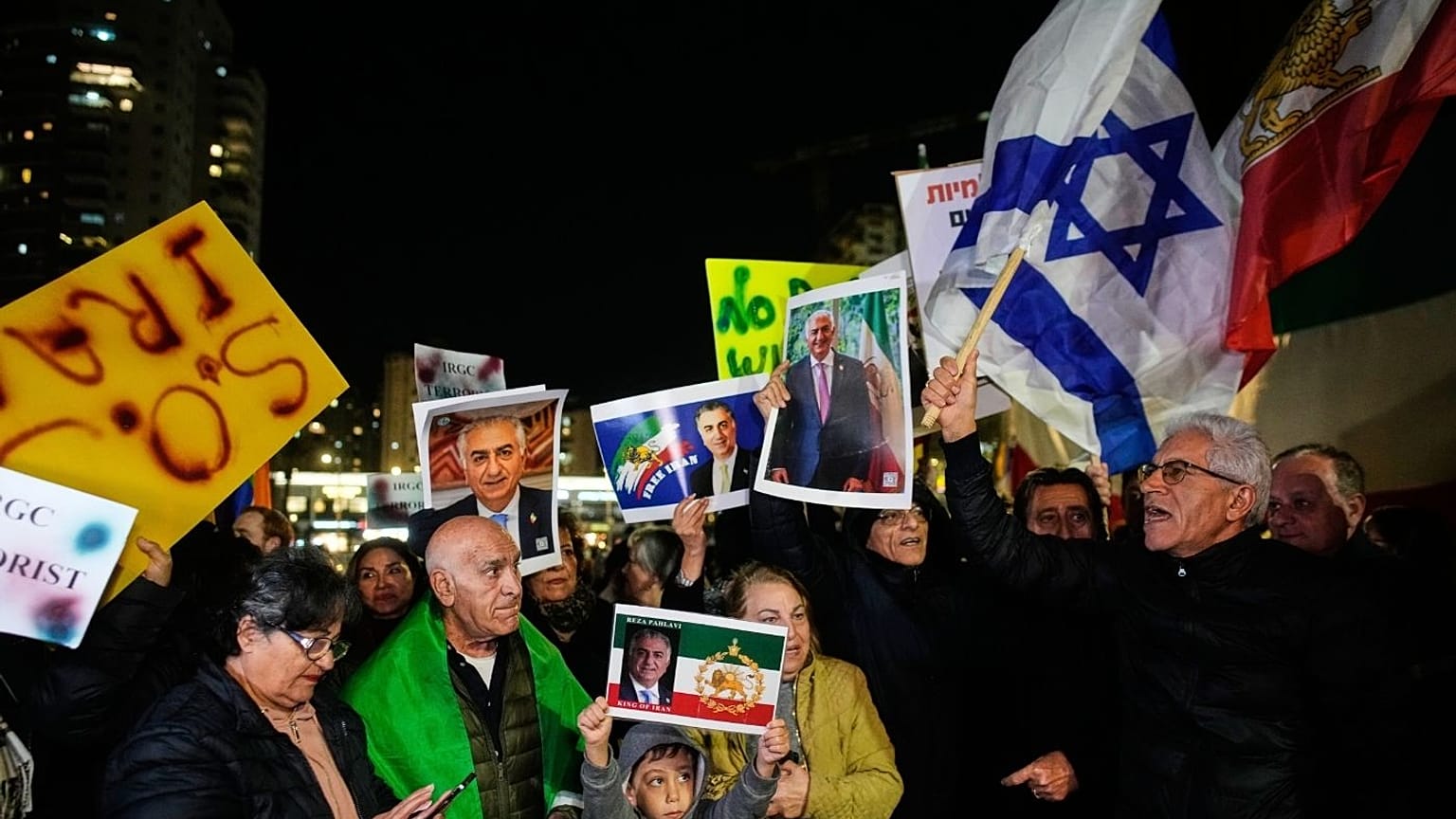 طرفداران رضا پهلوی، پرچم اسرائيل را در دست دارند