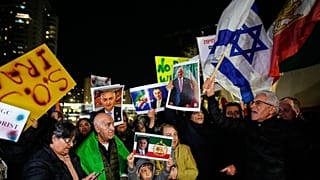 طرفداران رضا پهلوی، پرچم اسرائيل را در دست دارند