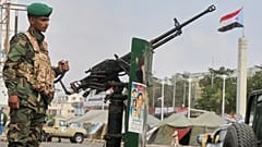 صورة تعبيرية_ جندي من المجلس الانتقالي الجنوبي في جنوب اليمن يقف عند نقطة تفتيش في عدن