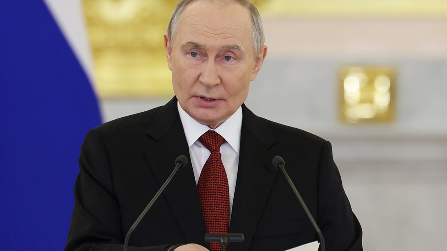 Il presidente russo Vladimir Putin interviene durante una cerimonia per ricevere le credenziali dei nuovi ambasciatori presso la Sala Alexander del Gran Palazzo del Cremlino 